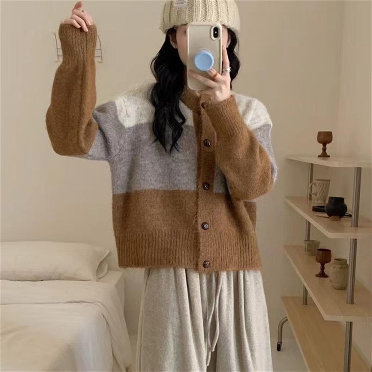 Autumn/Winter 2025 Women s Retro Color Block Striped Knit Cardigan Sweater Coat One Size
Autumn/Winter 2025 Women s Retro Color Block Striped Knit Cardigan Sweater Coat One Size