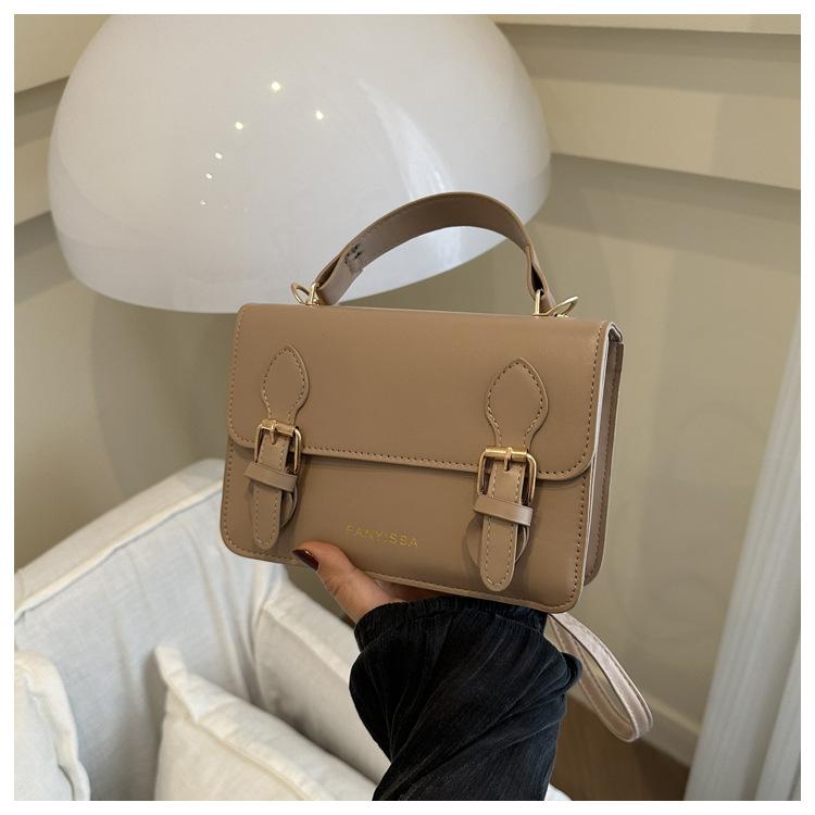 Жіноча сумка з текстурою ретро, літо 2024, нова універсальна модна сумка через плече, коса сумка, проста маленька квадратна сумка хакі
Жіноча сумка з текстурою ретро, літо 2024, нова універсальна модна сумка через плече, коса сумка, проста маленька квадратна сумка хакі