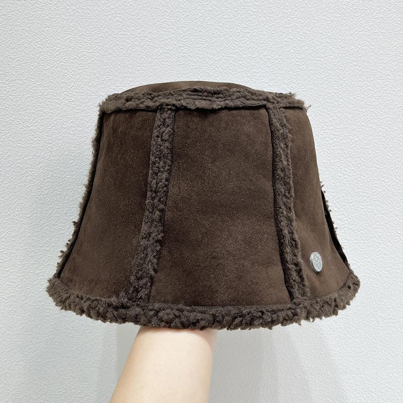 Женская шапка-рыбак на осень и зиму с плюшевой защитой ушей, теплая one size темно-коричневого