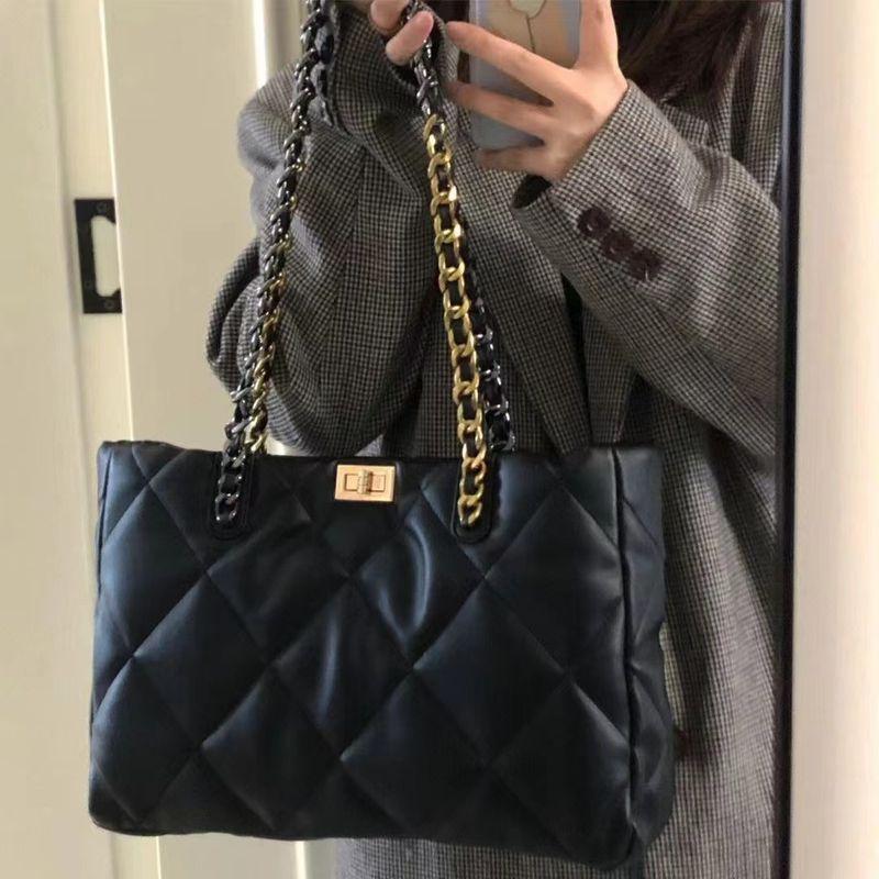 K-style Tote Bag Female Large Capacity Totes Class Work Clothing Chain Shoulder Bag Quilted Retro All-Matching Graceful Main drawing bag
K-style Tote Bag Female Large Capacity Totes Class Work Clothing Chain Shoulder Bag Quilted Retro All-Matching Graceful Main drawing bag