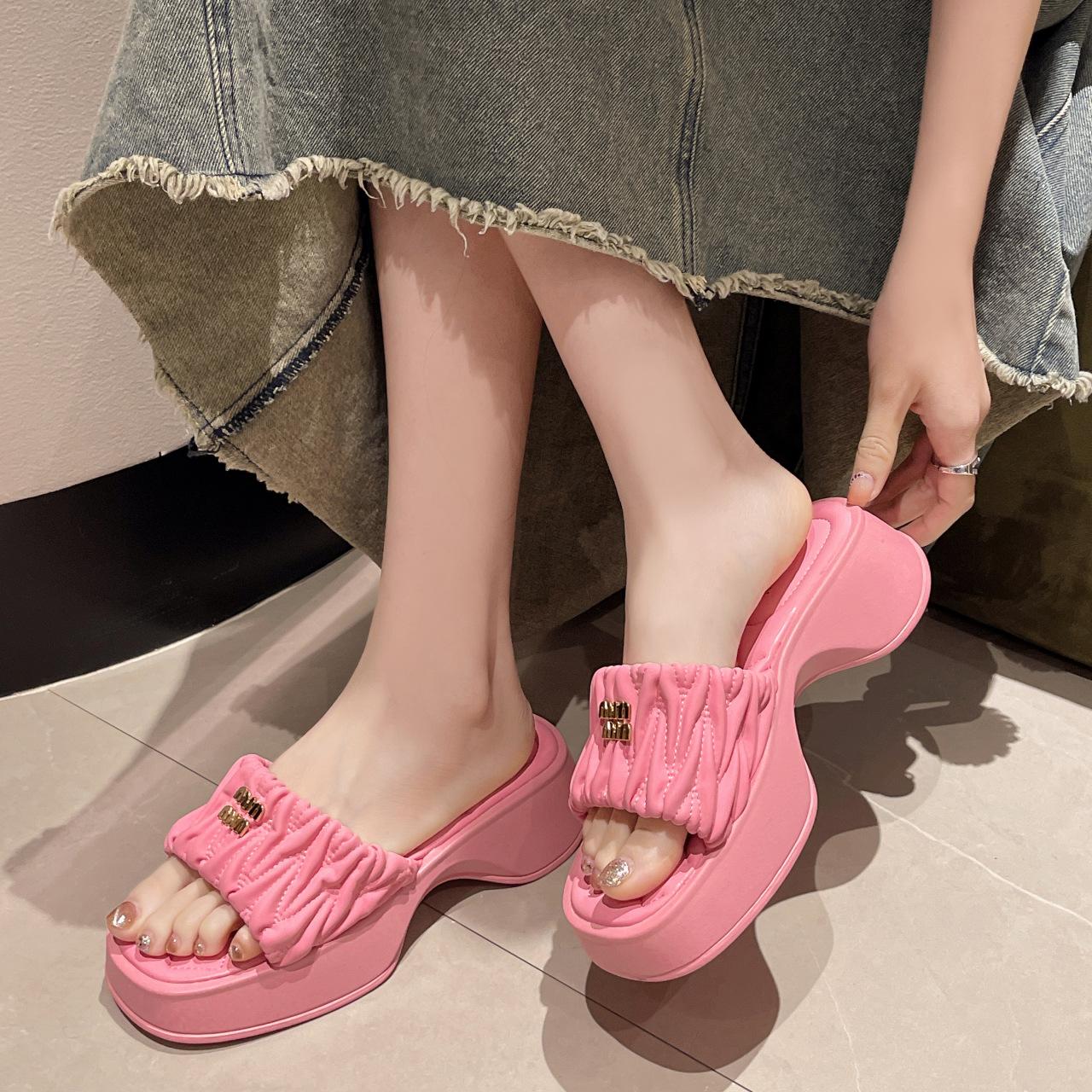 Xiaoxiangfeng Barbie pink slippers women s spring outer wear 2024 new high-end thick bottom height increase super fire one-word sandals 35 розовый
Xiaoxiangfeng Barbie pink slippers women s spring outer wear 2024 new high-end thick bottom height increase super fire one-word sandals 35 розовый