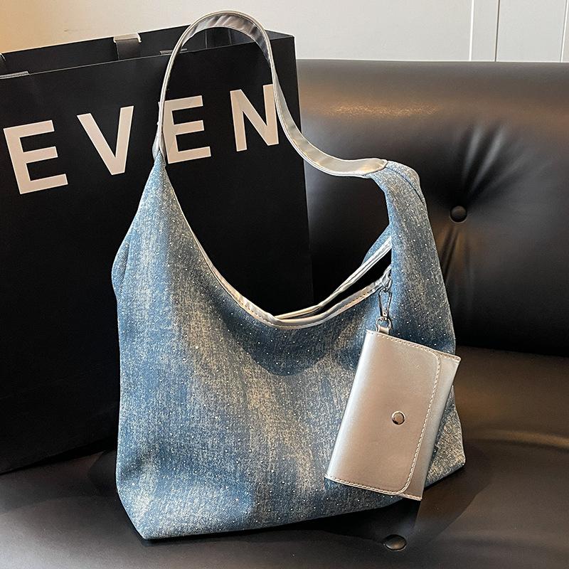 Denim bag women s large capacity 2025 new summer versatile shoulder shopping bag high-end commuter tote bag срібний
Denim bag women s large capacity 2025 new summer versatile shoulder shopping bag high-end commuter tote bag срібний