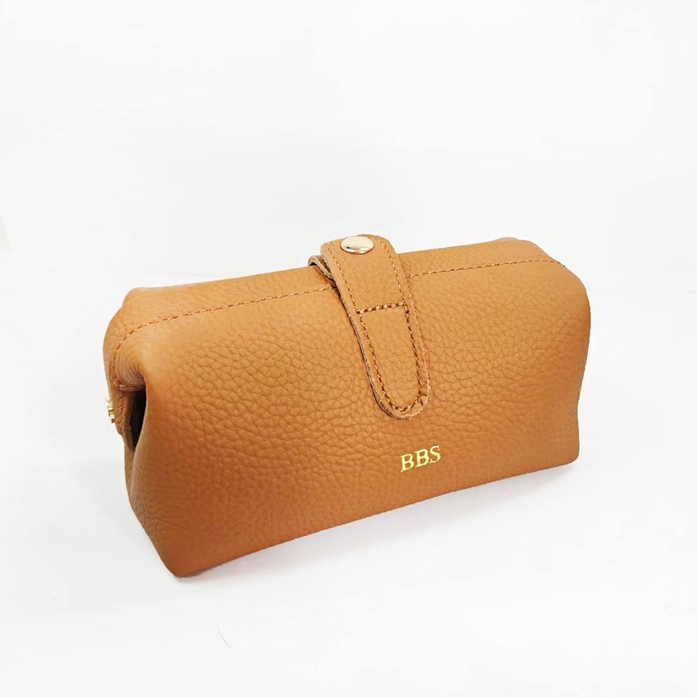 Genuine Leather Women Makeup Bag Fashion Custom Letters Travel Cosmetic Kits Pouch Personalize Logo Business Small Men Wash Bag коричневий
Genuine Leather Women Makeup Bag Fashion Custom Letters Travel Cosmetic Kits Pouch Personalize Logo Business Small Men Wash Bag коричневий