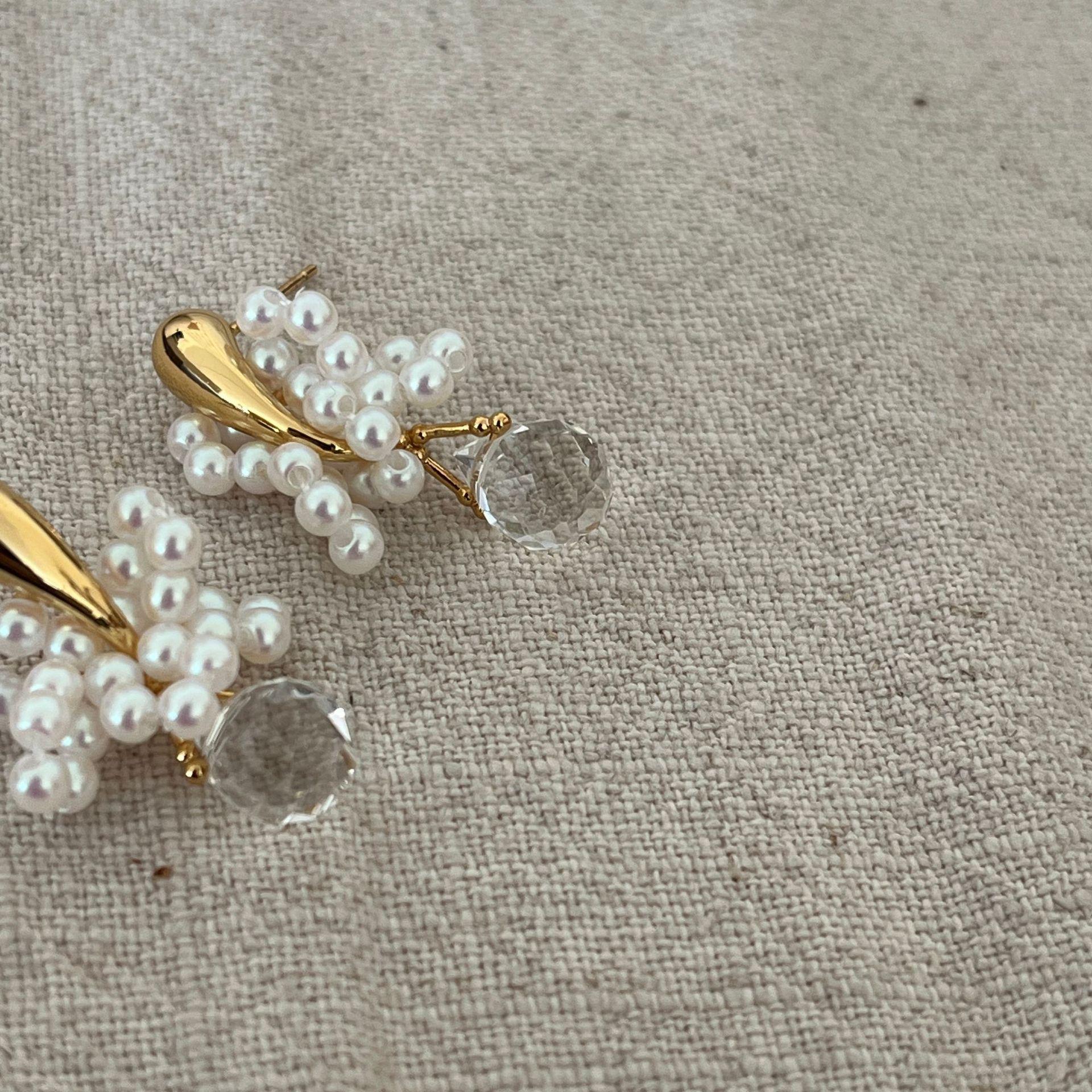 Серьги-гвоздики из жемчуга в простом стиле, модные, высокого класса, прозрачные, белые, лунные, универсальные, с кристаллами, женские
Серьги-гвоздики из жемчуга в простом стиле, модные, высокого класса, прозрачные, белые, лунные, универсальные, с кристаллами, женские