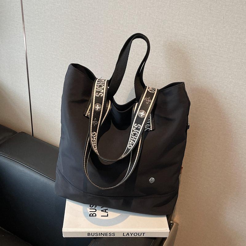 Повседневная холщовая сумка большой вместимости женская летняя новая нишевая универсальная сумка через плечо сумка для учебы/работы чёрный