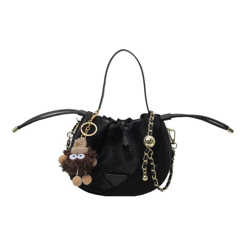 2025 new fashion versatile handbag women s spring and summer niche simple bucket bag high-end commuter messenger bag with pendant
2025 new fashion versatile handbag women s spring and summer niche simple bucket bag high-end commuter messenger bag with pendant