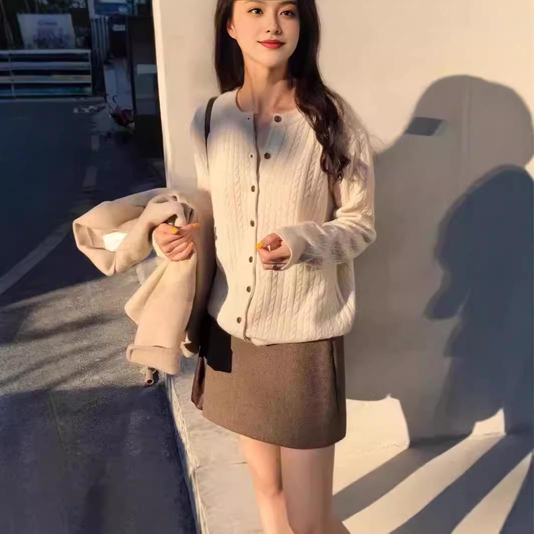 Women s Round Neck Fashion Short Knitted Wool Cardigan Sweater - Perfect with Skirts or as a Shawl-Style Outerwear XL белый
Women s Round Neck Fashion Short Knitted Wool Cardigan Sweater - Perfect with Skirts or as a Shawl-Style Outerwear XL белый