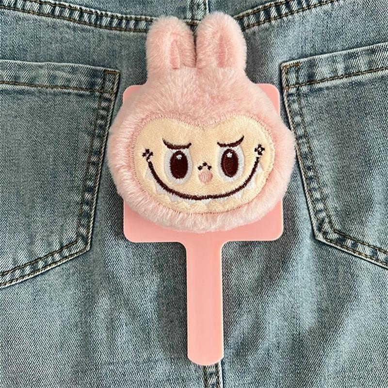 Мультяшные Милые Плюшевые Зеркала для Макияжа Лабубу Ручные Компактные Портативные Зеркала с Ручкой Аксессуары для Девичьего Сердца Подарки на День Рождения розовый
Мультяшные Милые Плюшевые Зеркала для Макияжа Лабубу Ручные Компактные Портативные Зеркала с Ручкой Аксессуары для Девичьего Сердца Подарки на День Рождения розовый