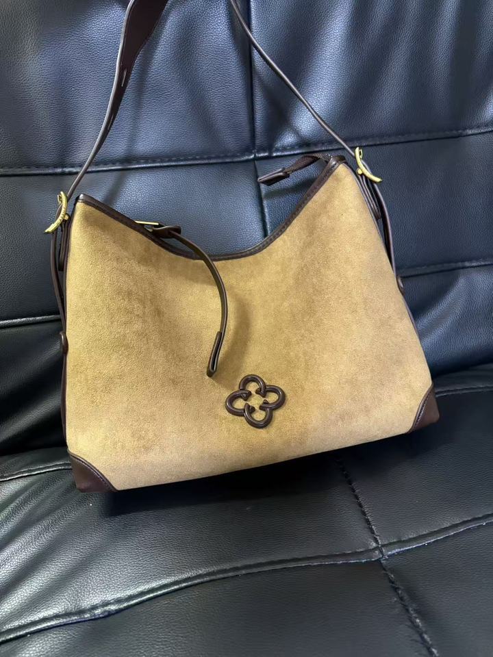 Cass Songtao single shoulder underarm messenger bag female music niche high-end pleated vegetable tanned leather tote bag 29*12*24
Cass Songtao single shoulder underarm messenger bag female music niche high-end pleated vegetable tanned leather tote bag 29*12*24