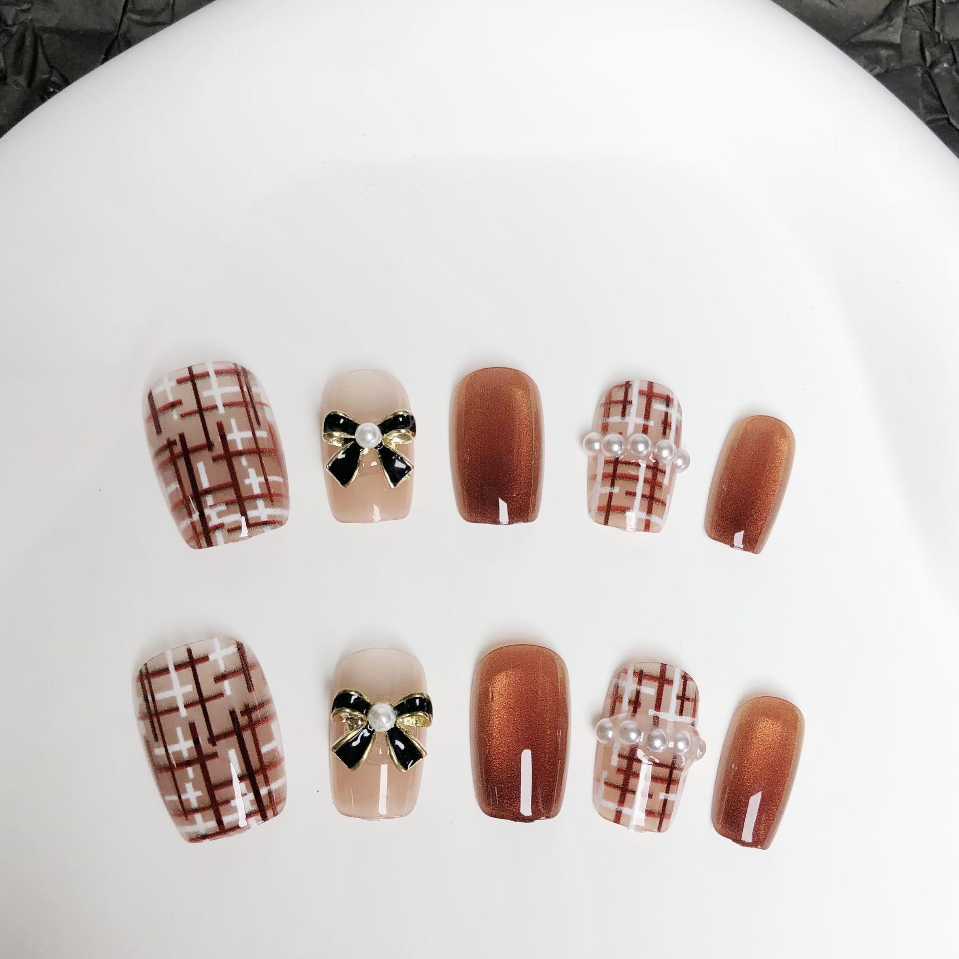 Pearl Coco Style Plaid Press-On Nails - Autumn/Winter Tweed, Coffee Color, Short Cat Eye Design
Pearl Coco Style Plaid Press-On Nails - Autumn/Winter Tweed, Coffee Color, Short Cat Eye Design