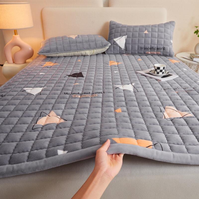 Thickened A Class Milk Velvet Mattress Winter Warm Fleece Bed Cover With Two Pillowcases Dormitory Bedding Set 90 x 200cm
Thickened A Class Milk Velvet Mattress Winter Warm Fleece Bed Cover With Two Pillowcases Dormitory Bedding Set 90 x 200cm