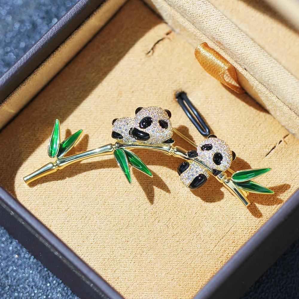 Chinese Style Two Pandas Design Ladies Brooch Novelty Elegant Cartoon Animals Rhinestone Clothing Accessories Lapel Pin Gold
Chinese Style Two Pandas Design Ladies Brooch Novelty Elegant Cartoon Animals Rhinestone Clothing Accessories Lapel Pin Gold