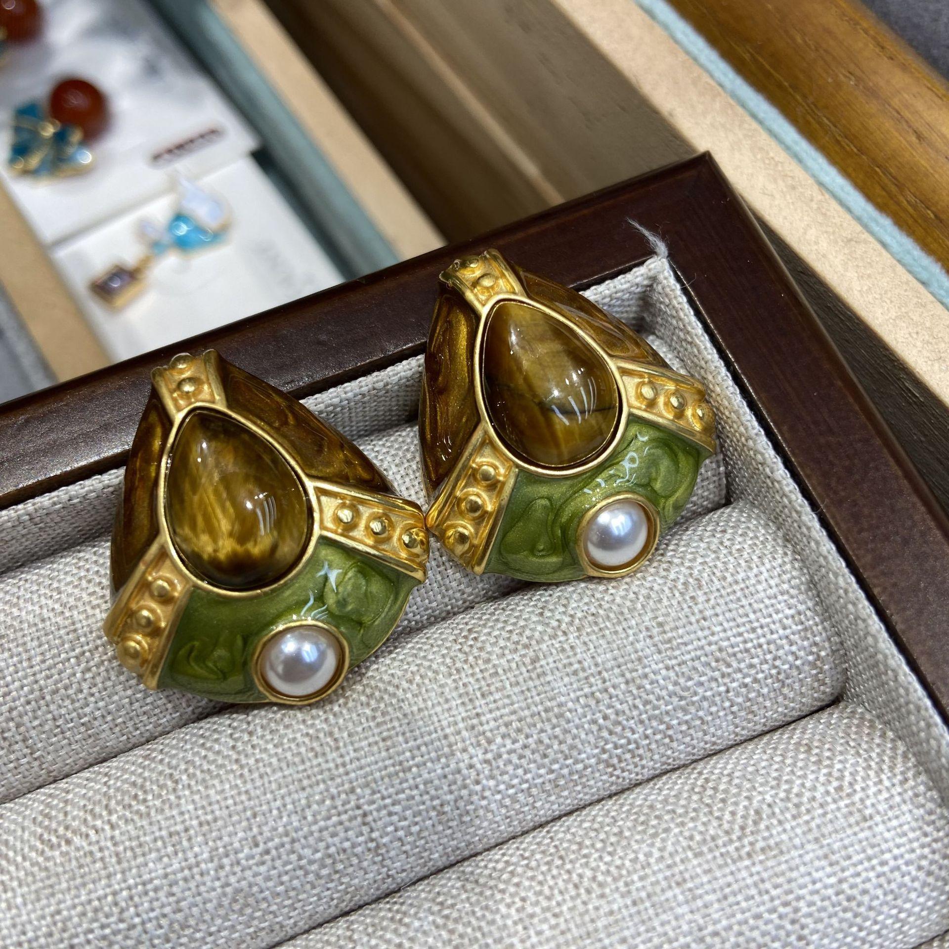 Серебряные игольчатые ретро-эмаль масляные капли ромбовидные жемчужные серьги женственные контрастные цветные серьги-гвоздики серьги в стиле суда модные
Серебряные игольчатые ретро-эмаль масляные капли ромбовидные жемчужные серьги женственные контрастные цветные серьги-гвоздики серьги в стиле суда модные