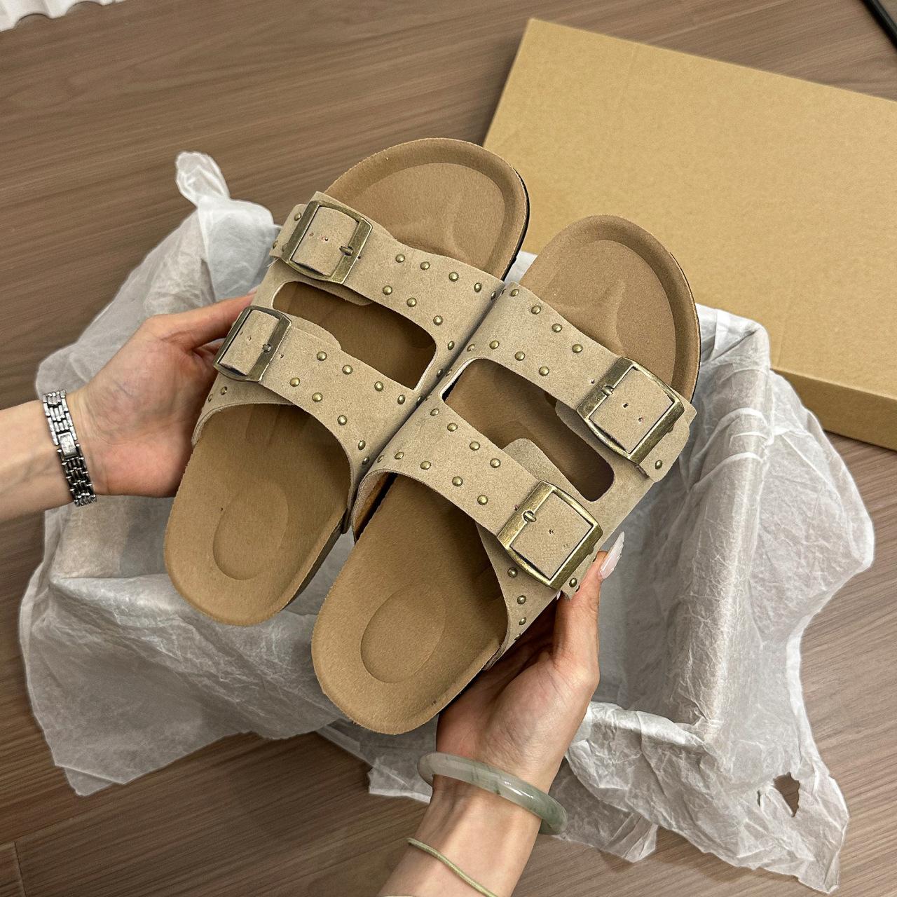 2025 літо нові металеві пряжки платформа шльопанці мода матова шкіра заклепки квадратний носок шльопанці плоскі сандалі жіночі 40 хакі
2025 літо нові металеві пряжки платформа шльопанці мода матова шкіра заклепки квадратний носок шльопанці плоскі сандалі жіночі 40 хакі
