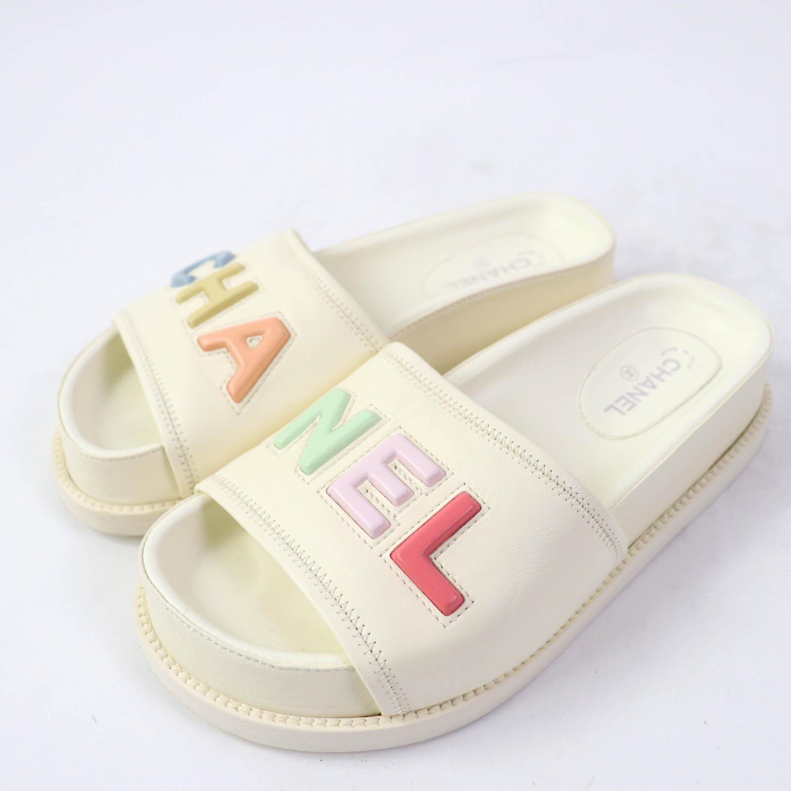 Great CHANEL Sandals Multicoloured logo slide sandals Ivory leather Women 35 G38933 Used
Great CHANEL Sandals Multicoloured logo slide sandals Ivory leather Women 35 G38933 Used