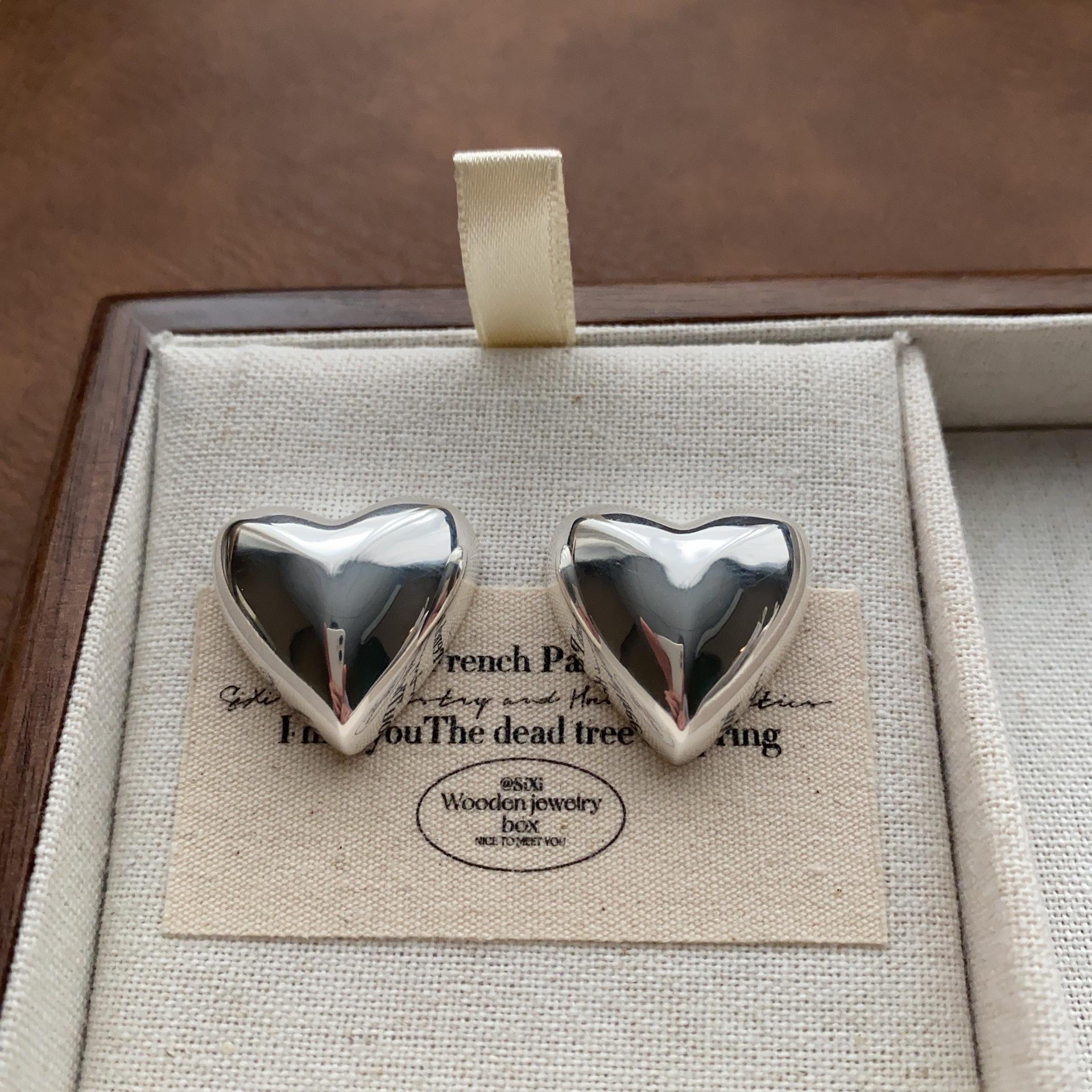 Full three-dimensional heart-shaped stud earrings, light luxury, romantic, fashionable and versatile, simple personality, high-end commuter earrings
Full three-dimensional heart-shaped stud earrings, light luxury, romantic, fashionable and versatile, simple personality, high-end commuter earrings