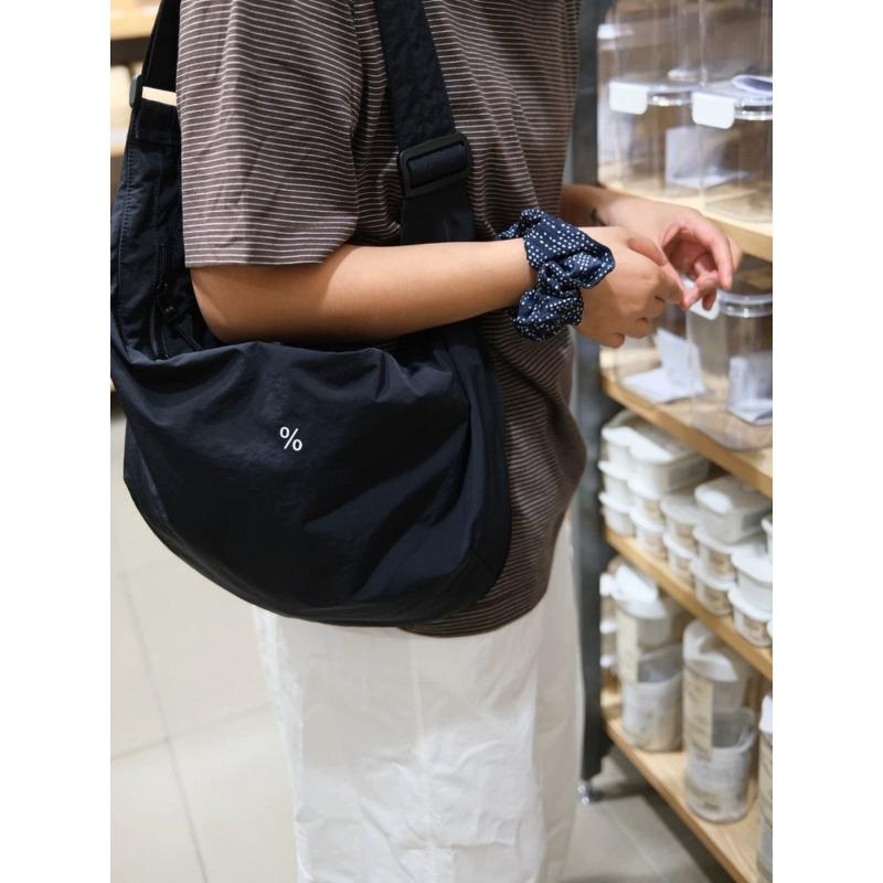 Retro new high-end light waterproof croissant shoulder cross super good-looking casual large-capacity bag чорний
Retro new high-end light waterproof croissant shoulder cross super good-looking casual large-capacity bag чорний