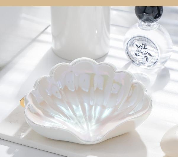 Creative Light Luxury Ceramic Electroplating Shell-shaped Draining Soap Box, High-end Bathroom Without Drilling Home Accessories
Creative Light Luxury Ceramic Electroplating Shell-shaped Draining Soap Box, High-end Bathroom Without Drilling Home Accessories
