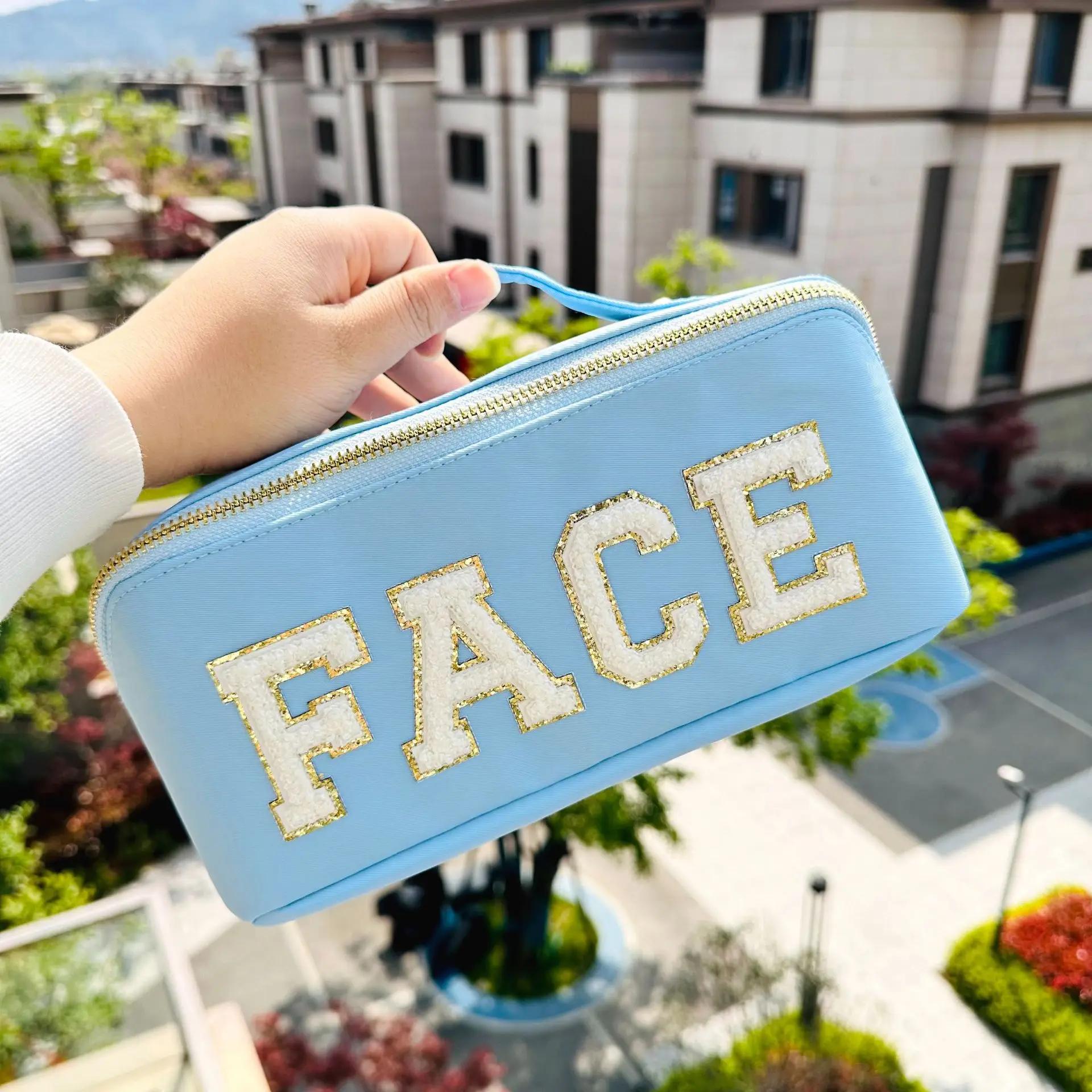 Candy Color Women s Cosmetic Bags Paste Letters Ladies Portable Makeup Bag Handbags Large Capacity Female Travle Box Storage Bag світло-синій колір
Candy Color Women s Cosmetic Bags Paste Letters Ladies Portable Makeup Bag Handbags Large Capacity Female Travle Box Storage Bag світло-синій колір