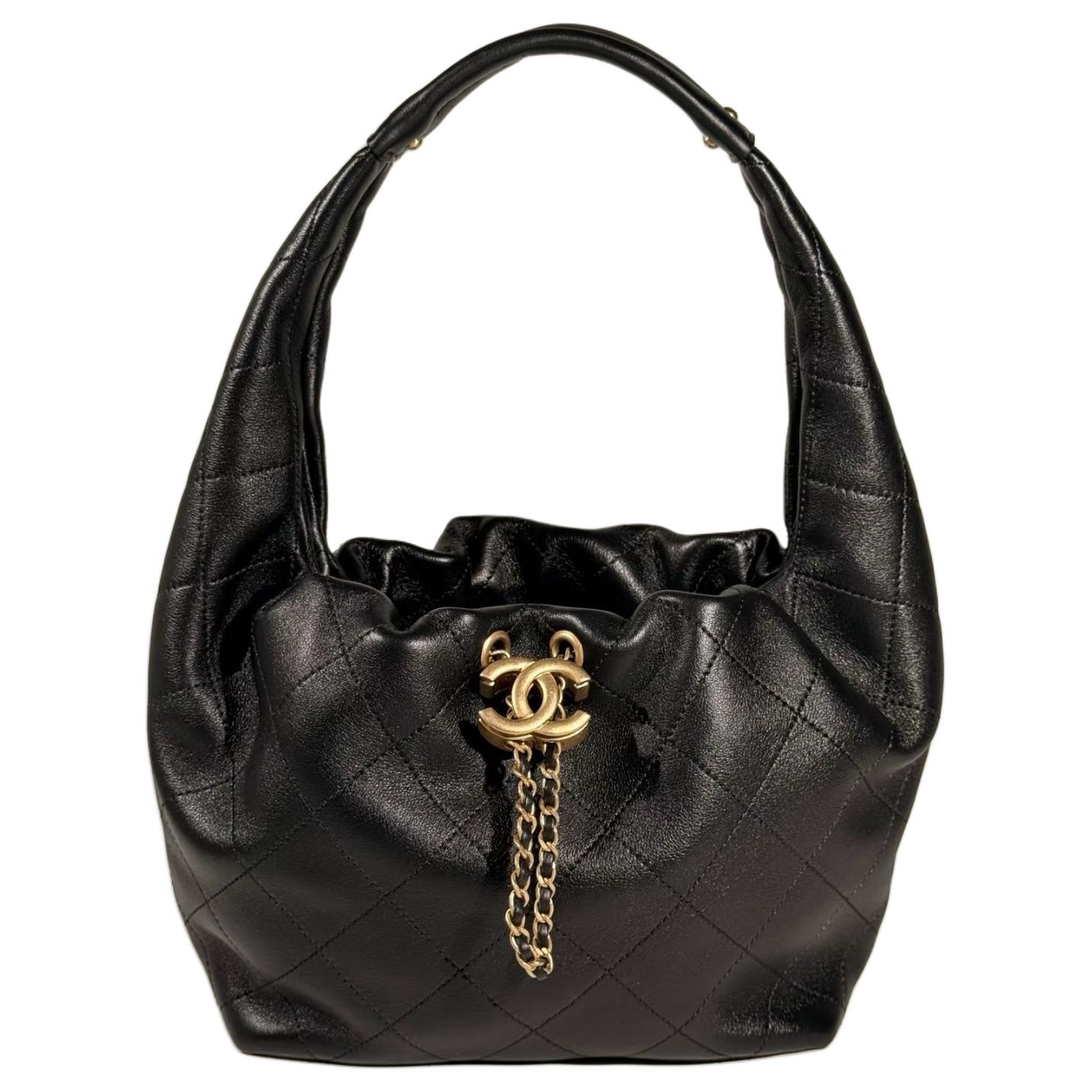 Chanel 26c Gold Label Double C Logo Quilted Leather Chain-Strap Calfskin Handbag Women S Black Basic+Dust Bag чорний
Chanel 26c Gold Label Double C Logo Quilted Leather Chain-Strap Calfskin Handbag Women S Black Basic+Dust Bag чорний