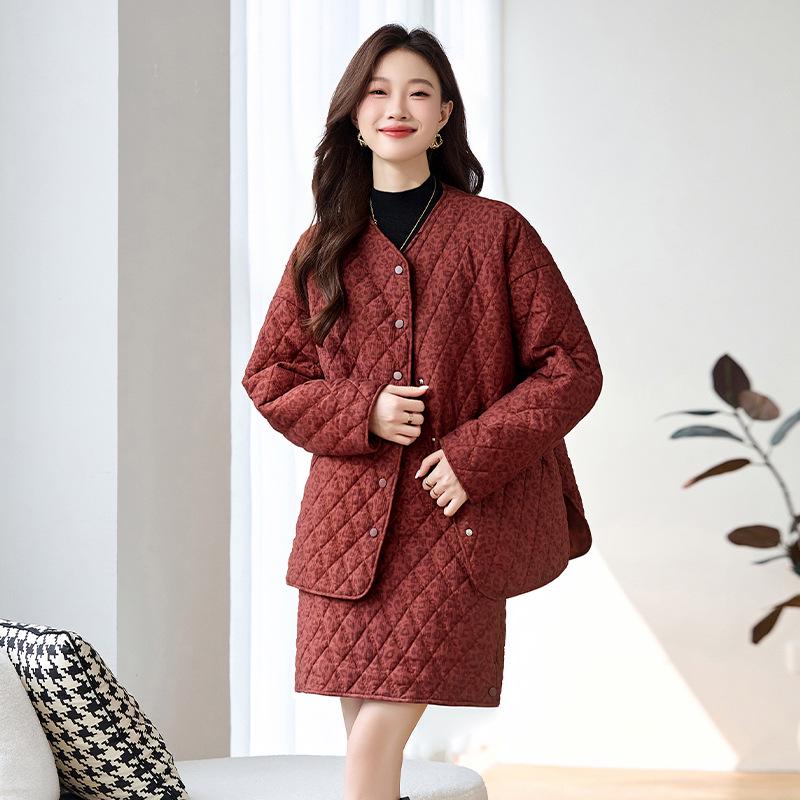Stylish Korean Quilted Two-Piece Set: Warm Top & Half Skirt for Autumn/Winter (LB7613) M (90-115 jin)
Stylish Korean Quilted Two-Piece Set: Warm Top & Half Skirt for Autumn/Winter (LB7613) M (90-115 jin)