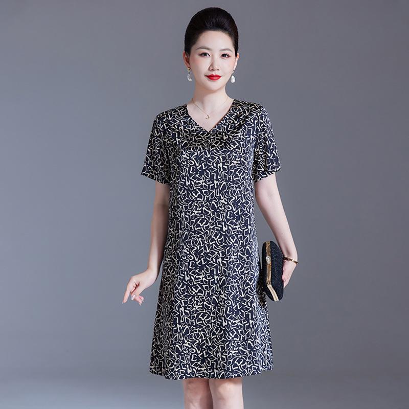Summer Fashion V-neck Mulberry Silk Dress for Mom, Mid-length, Printed Design, Belly-covering. 2XL (110-120 lbs) темно-синього кольору
Summer Fashion V-neck Mulberry Silk Dress for Mom, Mid-length, Printed Design, Belly-covering. 2XL (110-120 lbs) темно-синього кольору
