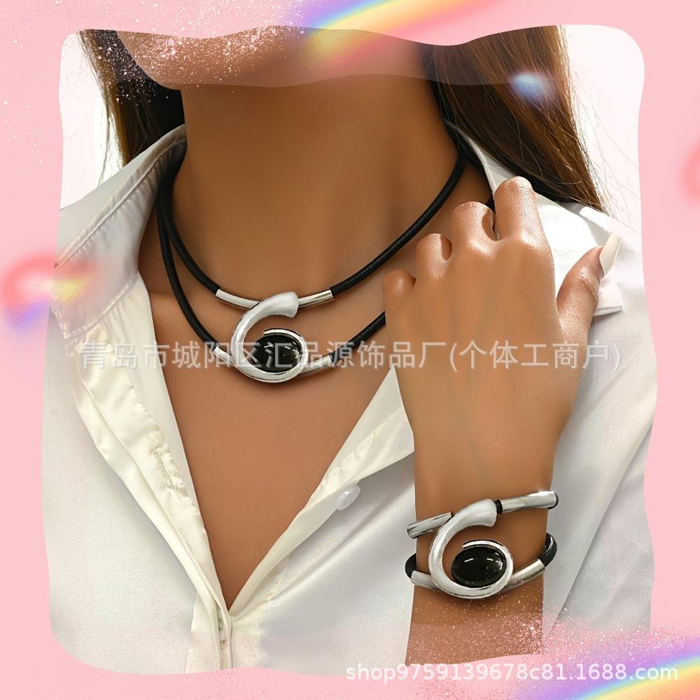 1 set of retro sexy metal set, black artificial thread and metal tube, geometric spiral pendant.
1 set of retro sexy metal set, black artificial thread and metal tube, geometric spiral pendant.