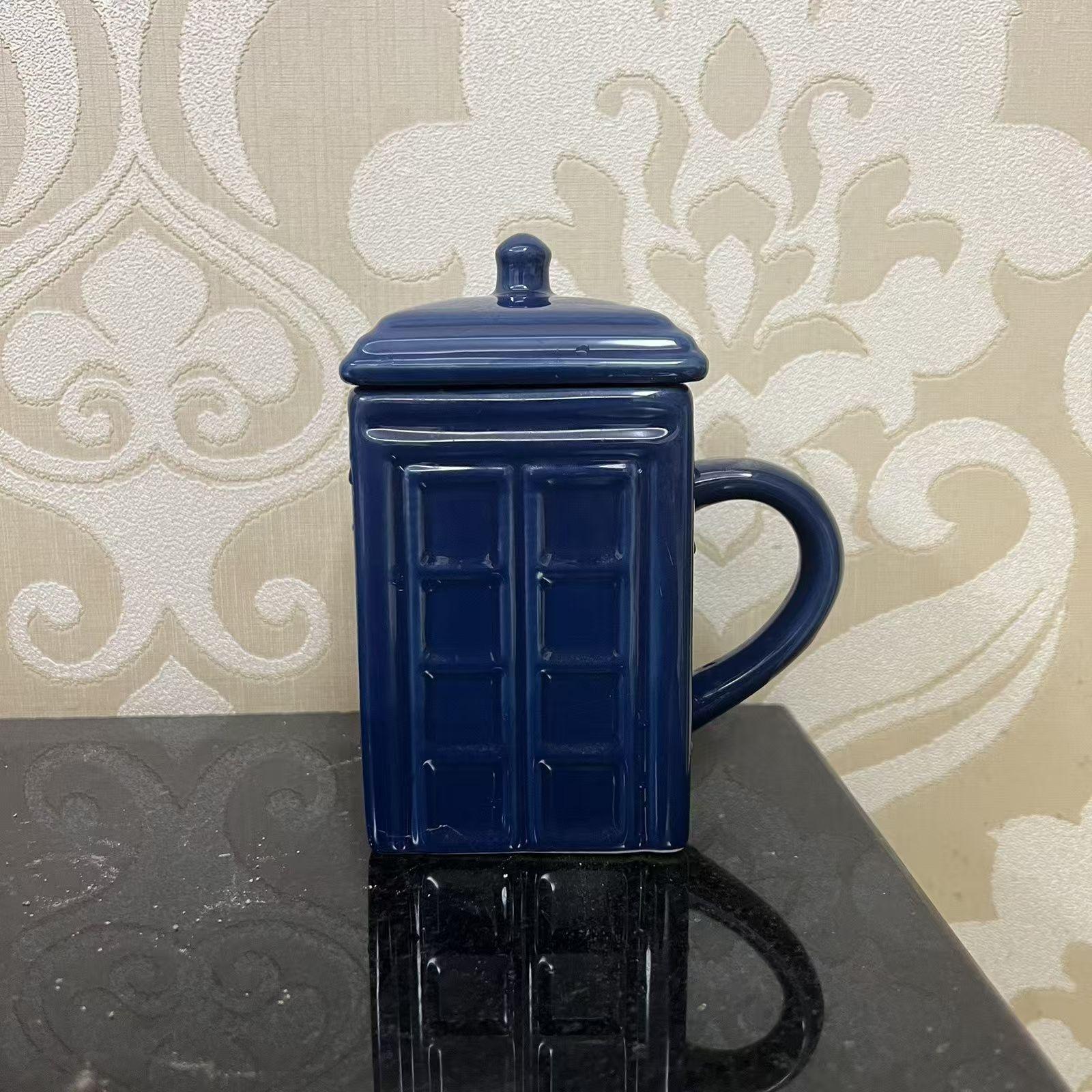 Керамические полицейские будки кружки телефонные кружки с крышками новинка кофе креатив ретро британский стиль парный набор напитков смешной 401-500ml
Керамические полицейские будки кружки телефонные кружки с крышками новинка кофе креатив ретро британский стиль парный набор напитков смешной 401-500ml