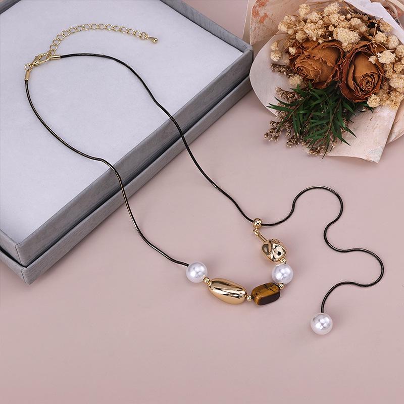 Нерегулярное посеребренное ожерелье с камнем тигровый глаз и квадратной подвеской
Нерегулярное посеребренное ожерелье с камнем тигровый глаз и квадратной подвеской