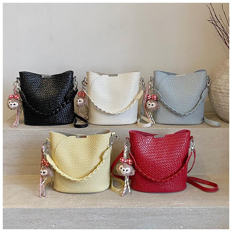 Fashion exquisite new soft durable handheld large capacity senior texture soft durable outdoor commuting light luxury bucket bag
Fashion exquisite new soft durable handheld large capacity senior texture soft durable outdoor commuting light luxury bucket bag