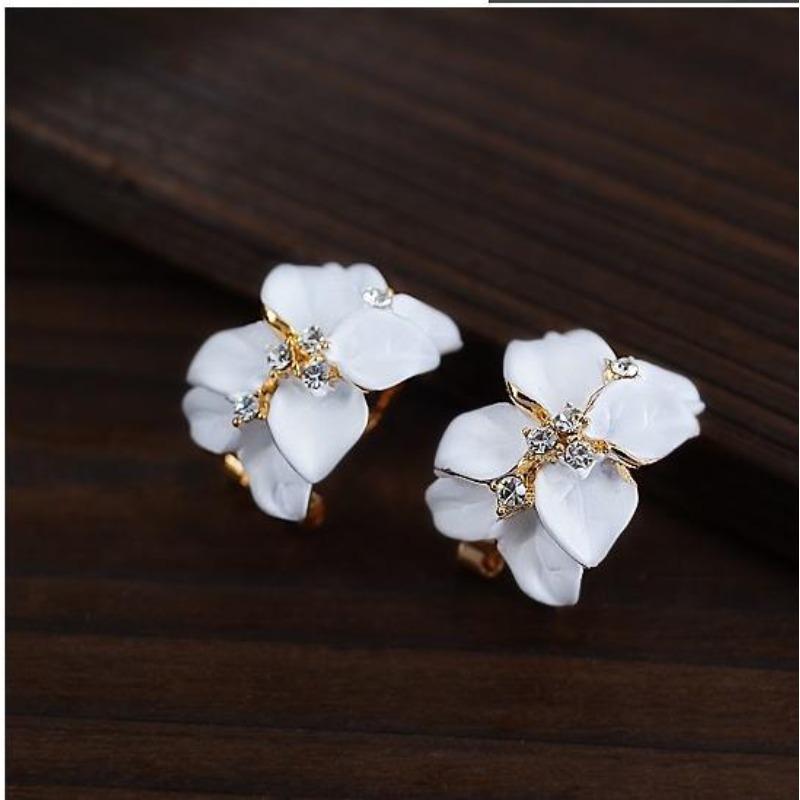 Women s Earrings in The Shape of White Gardenia Flowers with Crystals
Women s Earrings in The Shape of White Gardenia Flowers with Crystals