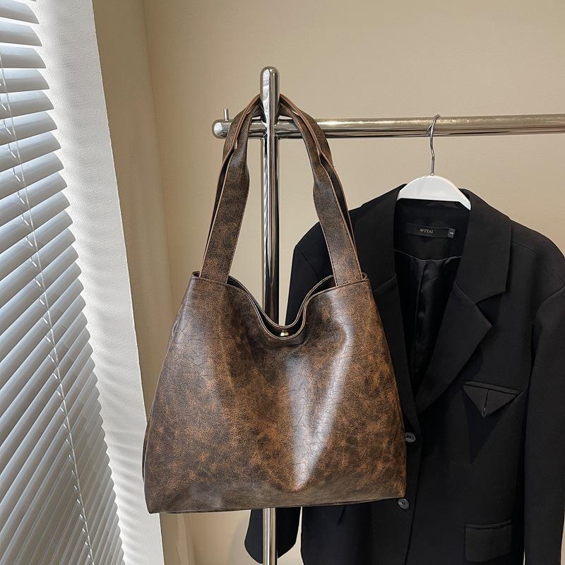 Повседневная сумка-тоут для работы 2025, нишевая, в стиле ретро, с темпераментом, большой вместимости, женская, в зарубежном стиле, модная сумка на плечо, сумка под мышкой темно-коричневого
Повседневная сумка-тоут для работы 2025, нишевая, в стиле ретро, с темпераментом, большой вместимости, женская, в зарубежном стиле, модная сумка на плечо, сумка под мышкой темно-коричневого