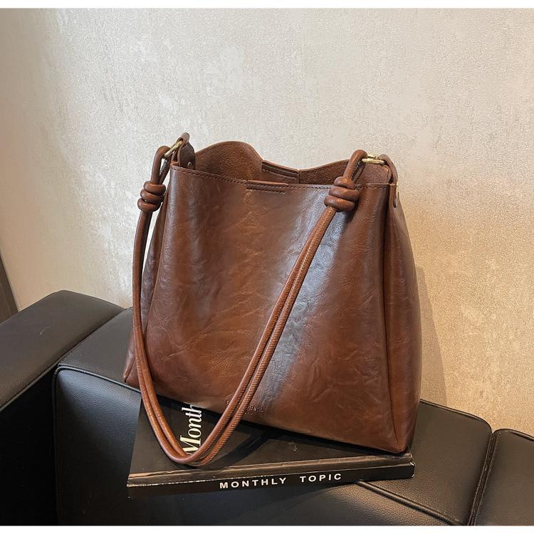 Retro bag women s large capacity 2024 new autumn and winter versatile casual shoulder messenger bag mother bucket bag темно-коричневого кольору
Retro bag women s large capacity 2024 new autumn and winter versatile casual shoulder messenger bag mother bucket bag темно-коричневого кольору