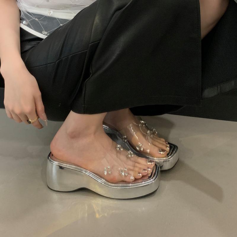 Шлепанцы на танкетке женские летние новые со стразами на толстой подошве на высоком каблуке для улицы увеличивающие рост модные шлепанцы-маффины тренд 38 серебряный
Шлепанцы на танкетке женские летние новые со стразами на толстой подошве на высоком каблуке для улицы увеличивающие рост модные шлепанцы-маффины тренд 38 серебряный