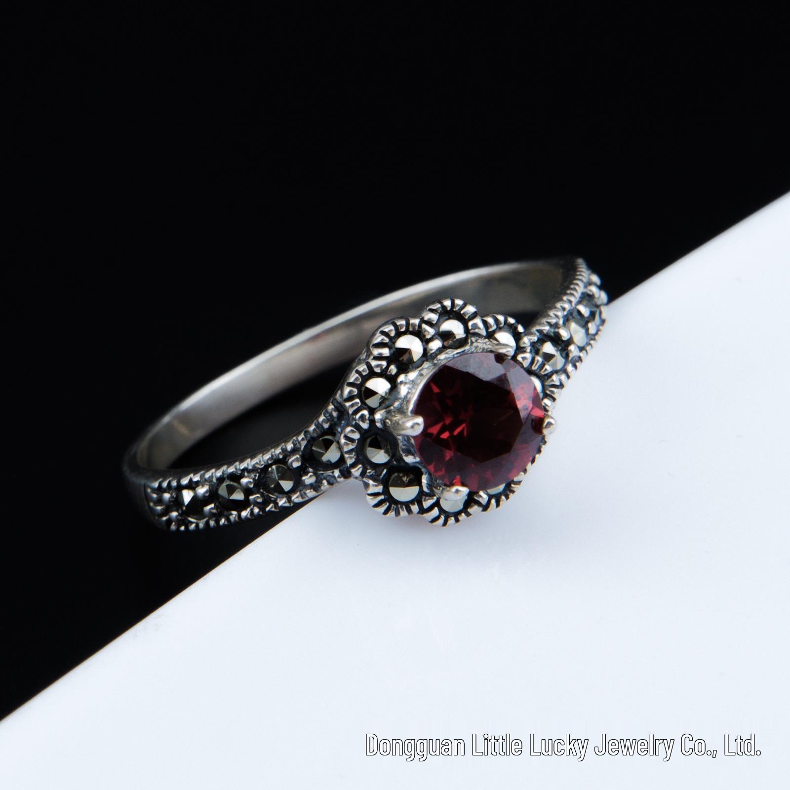 Elegant S925 Thai Silver Ring with Natural Garnet, Ruby, and Marcasite Size 17 красный
Elegant S925 Thai Silver Ring with Natural Garnet, Ruby, and Marcasite Size 17 красный