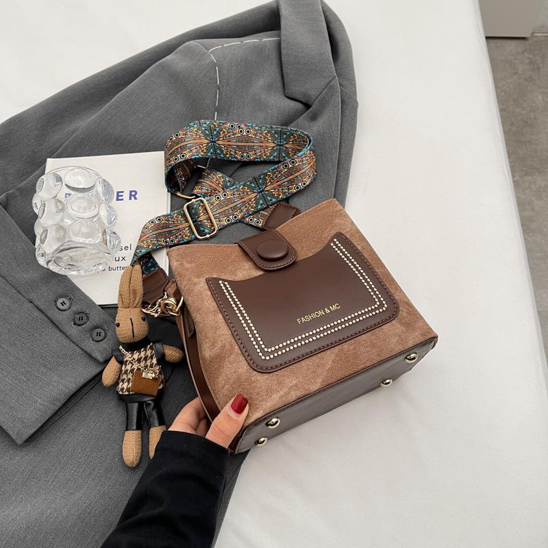 New bucket bag women s 2024 autumn new retro fashion messenger bag casual trend shoulder bag Without pendant темно-коричневого кольору
New bucket bag women s 2024 autumn new retro fashion messenger bag casual trend shoulder bag Without pendant темно-коричневого кольору