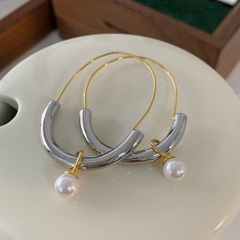 Two-Tone Metal Hoop Earrings 2026 New Popular Pearl Earrings for Women, Light Luxury High-End Earrings, European and American French Style Earrings Gold
Two-Tone Metal Hoop Earrings 2026 New Popular Pearl Earrings for Women, Light Luxury High-End Earrings, European and American French Style Earrings Gold
