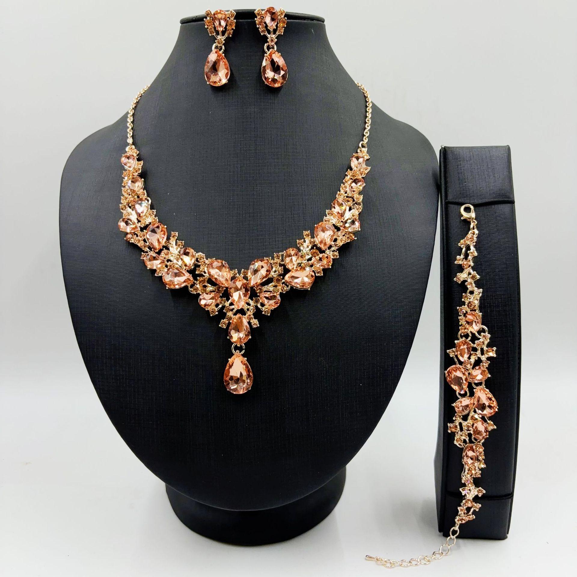 Necklace Water Drop Crystal Bride Full Diamond Accessories Necklace Earrings Wedding Dress Three-Piece Set рожевий колір золота
Necklace Water Drop Crystal Bride Full Diamond Accessories Necklace Earrings Wedding Dress Three-Piece Set рожевий колір золота