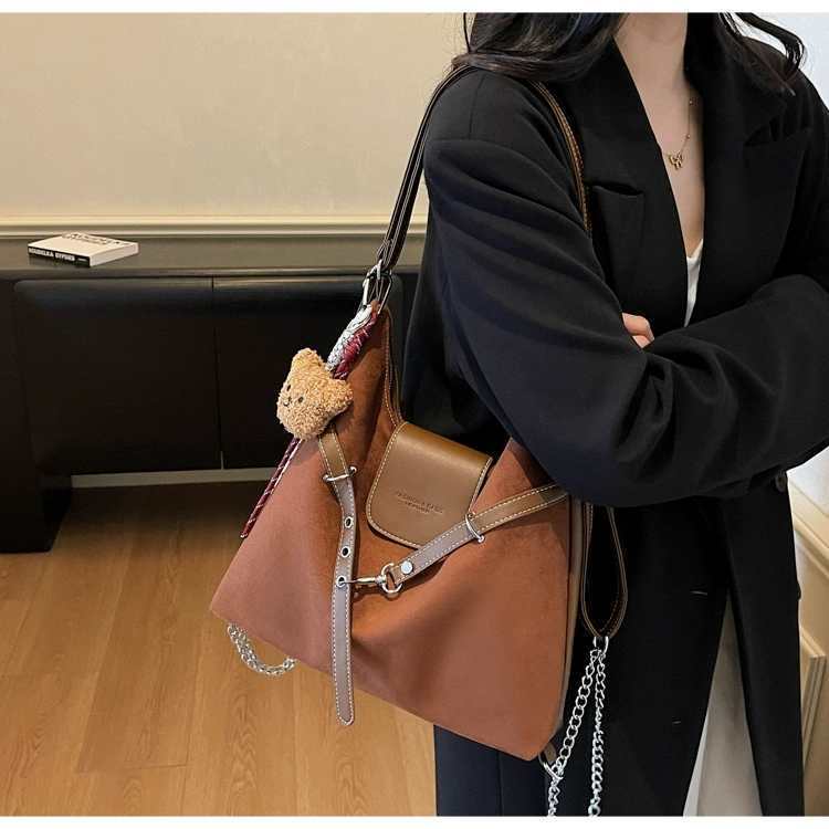 One-shoulder Commuting Tote Bag Women Large-capacity Casual Retro Matte Multifunctional Backpack 31x9x23 single package темно-коричневого кольору
One-shoulder Commuting Tote Bag Women Large-capacity Casual Retro Matte Multifunctional Backpack 31x9x23 single package темно-коричневого кольору