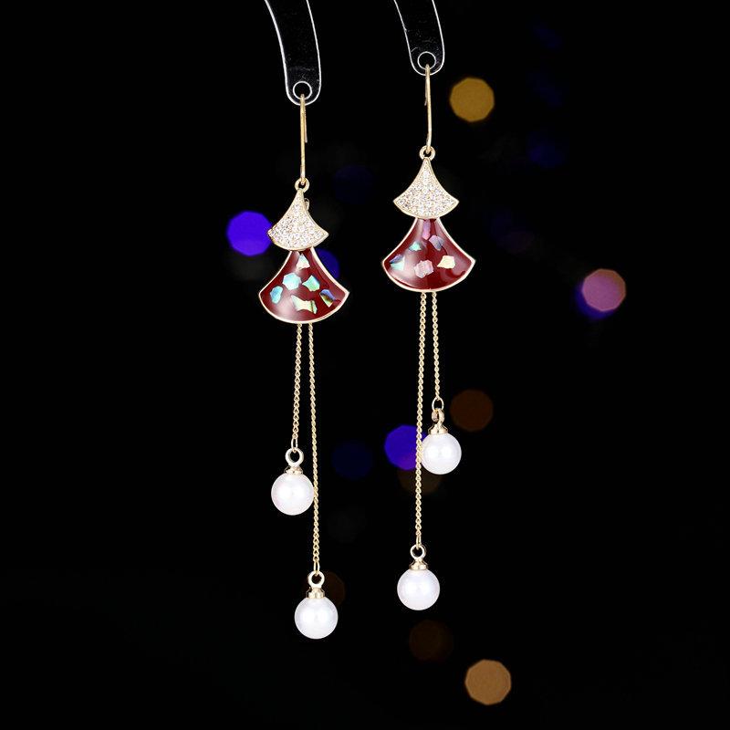 Тонкие серьги в форме лица, модные, нишевые, высокого класса, длинные, модифицированные, веерообразные, маленькая юбка, серьги с жемчужной бахромой красный
Тонкие серьги в форме лица, модные, нишевые, высокого класса, длинные, модифицированные, веерообразные, маленькая юбка, серьги с жемчужной бахромой красный