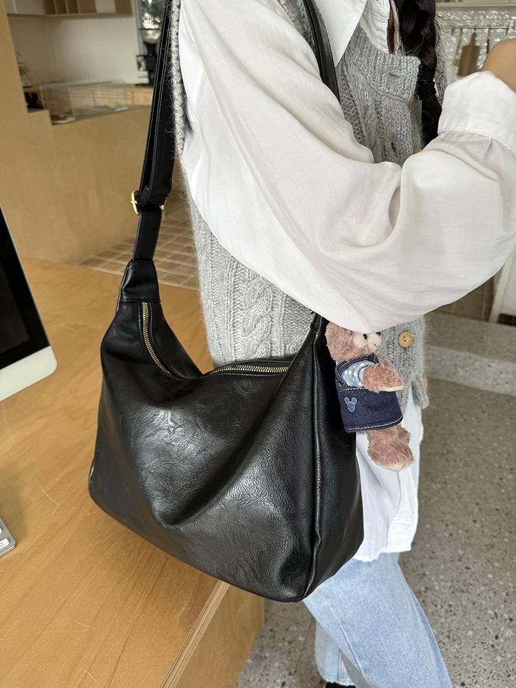 Retro messenger bag women s new trendy versatile large-capacity shoulder bag
Retro messenger bag women s new trendy versatile large-capacity shoulder bag