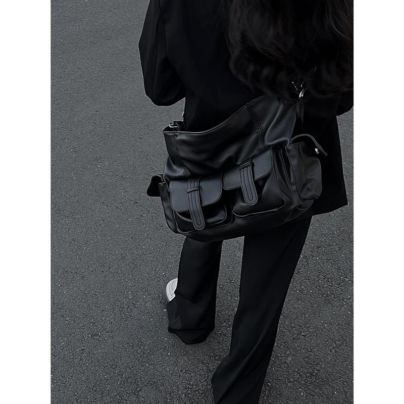 Retro large-capacity messenger locomotive bags are popular today, black tote bags, stray bags, and girls bad bags. Standard чорний
Retro large-capacity messenger locomotive bags are popular today, black tote bags, stray bags, and girls bad bags. Standard чорний