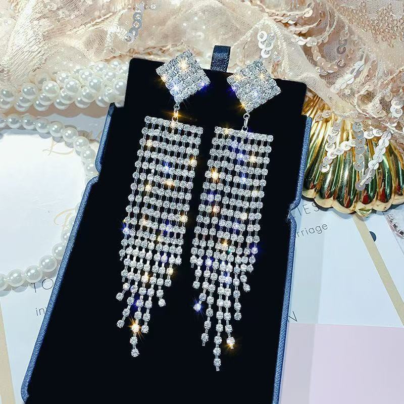 Fashion creative alloy diamond earrings, Korean version of the new trend versatile earrings, long simple personalized earrings серебряный
Fashion creative alloy diamond earrings, Korean version of the new trend versatile earrings, long simple personalized earrings серебряный