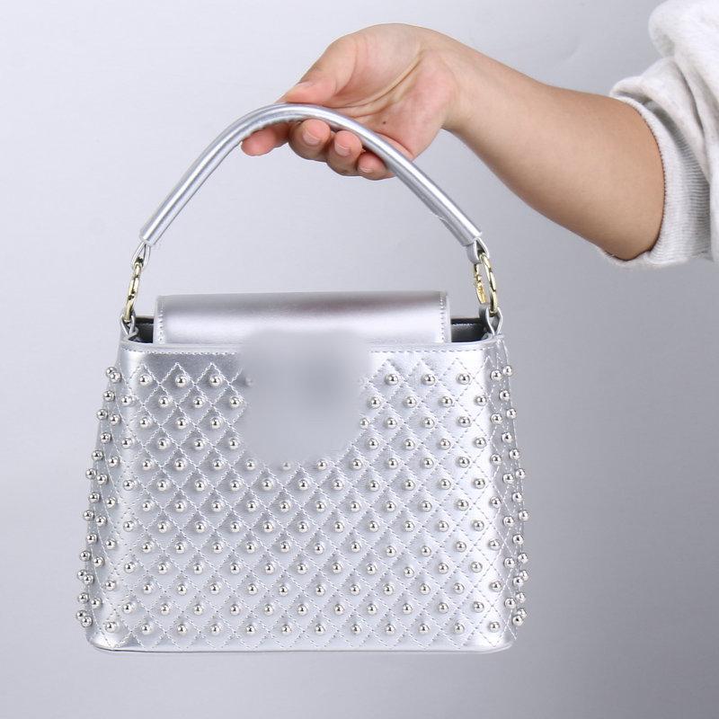 Женская модная сумка кроссбоди с жемчугом – Сумка через плечо для богатой леди для уличного стиля, работы и поездок. 22*9*17 cm серебряный
Женская модная сумка кроссбоди с жемчугом – Сумка через плечо для богатой леди для уличного стиля, работы и поездок. 22*9*17 cm серебряный