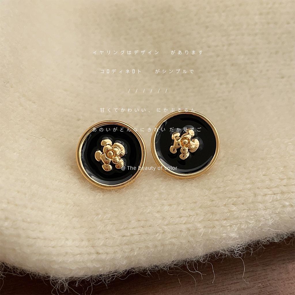 Xiaoxiangfeng black gold camellia oil stud earrings French Hepburn style temperament light luxury earrings
Xiaoxiangfeng black gold camellia oil stud earrings French Hepburn style temperament light luxury earrings