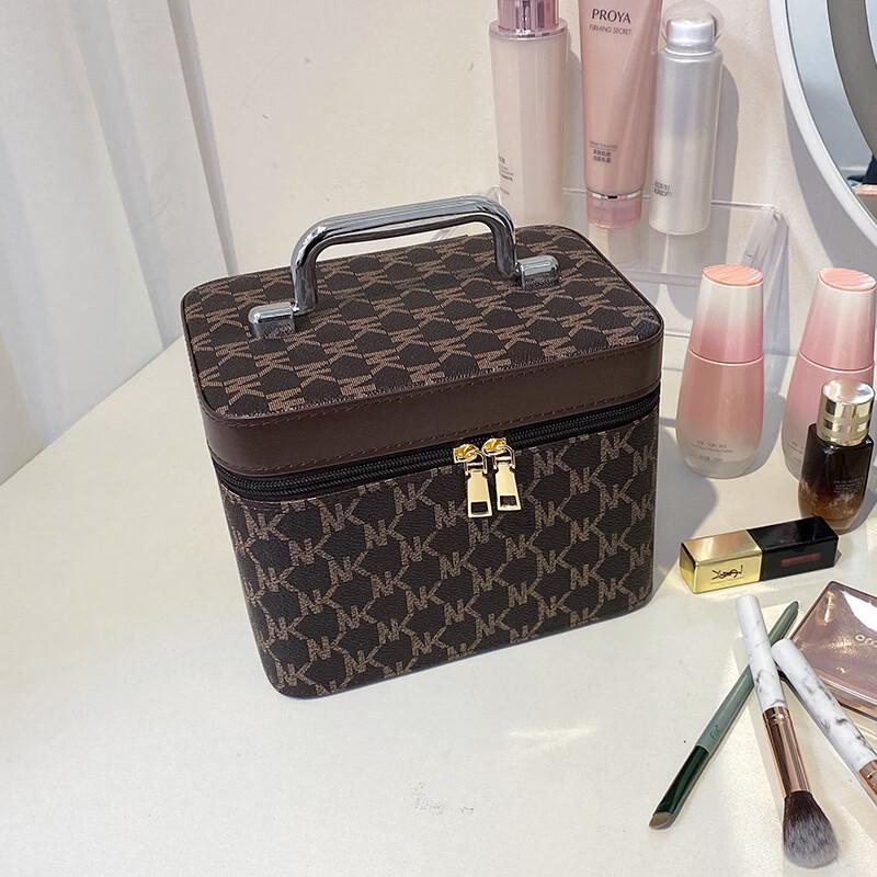 Високоякісний косметичний дорожній кейс MDNG Small
Високоякісний косметичний дорожній кейс MDNG Small