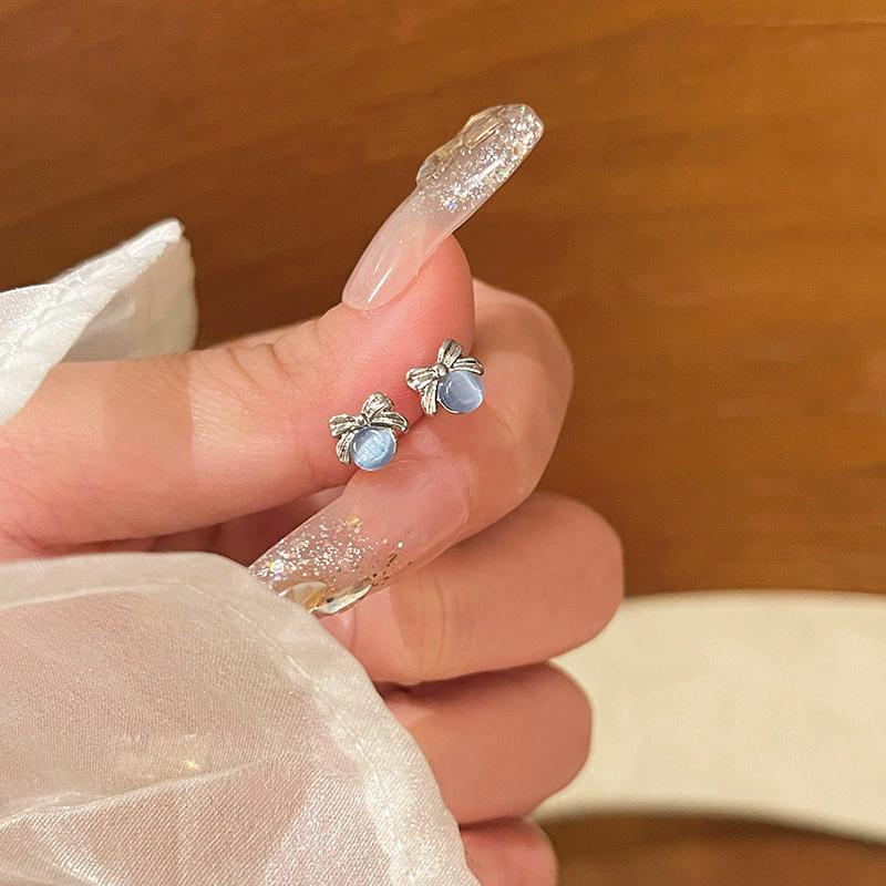 Silver needle retro cat s eye stone earrings, women s light luxury, high-end niche earrings, Korean temperament earrings
Silver needle retro cat s eye stone earrings, women s light luxury, high-end niche earrings, Korean temperament earrings
