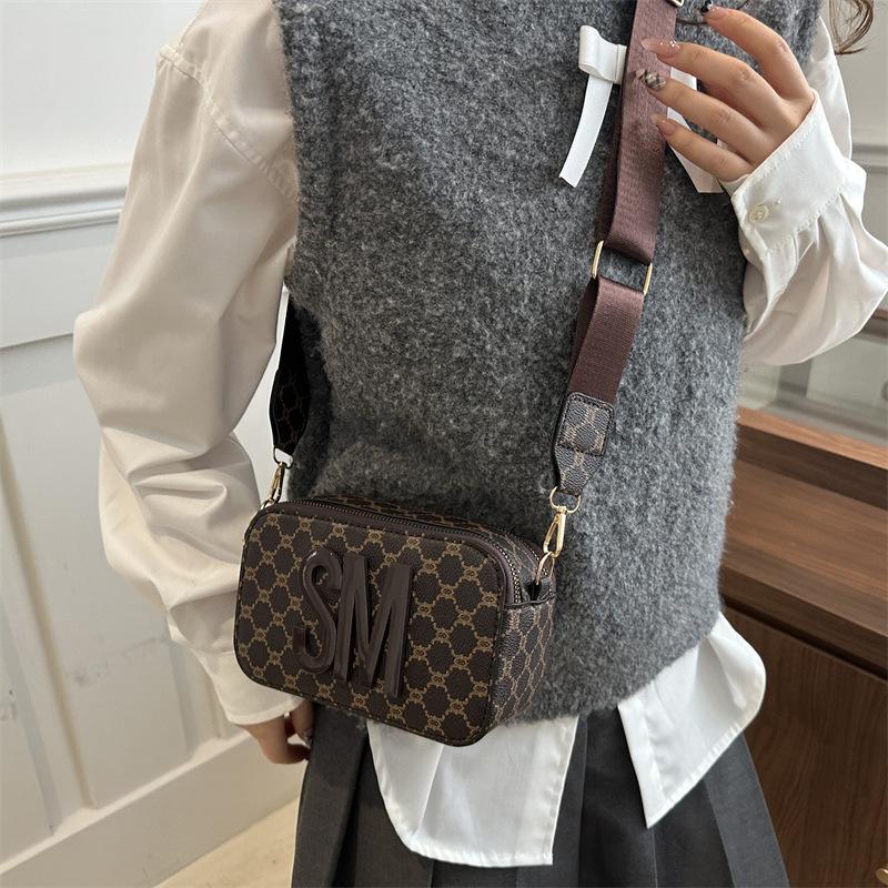 Spring new camera bag wide shoulder strap letter small square bag fashionable and simple shoulder messenger bag bag women белый
Spring new camera bag wide shoulder strap letter small square bag fashionable and simple shoulder messenger bag bag women белый