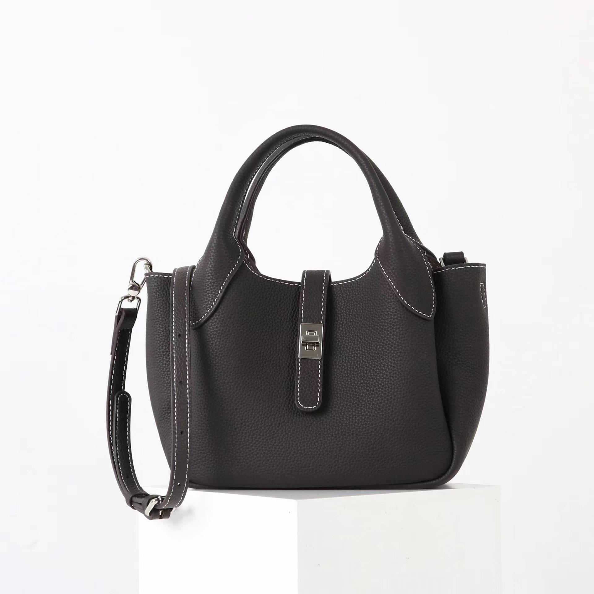 New first-layer cowhide high-end feeling hand carrying bucket vegetable basket shoulder messenger bag high-end feeling foreign style simple 22cm
New first-layer cowhide high-end feeling hand carrying bucket vegetable basket shoulder messenger bag high-end feeling foreign style simple 22cm