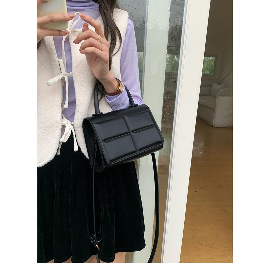 Нові сумки на плече Жіночі текстури Однотонні Маленькі квадратні сумки Нішовий дизайн Модні портативні сумки Корейський стиль Сумки через плече чорний
Нові сумки на плече Жіночі текстури Однотонні Маленькі квадратні сумки Нішовий дизайн Модні портативні сумки Корейський стиль Сумки через плече чорний
